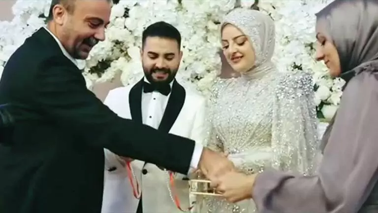 Kısa süre önce nişan ve nikah töreni yapılan Kadir Ezildi ve eşi