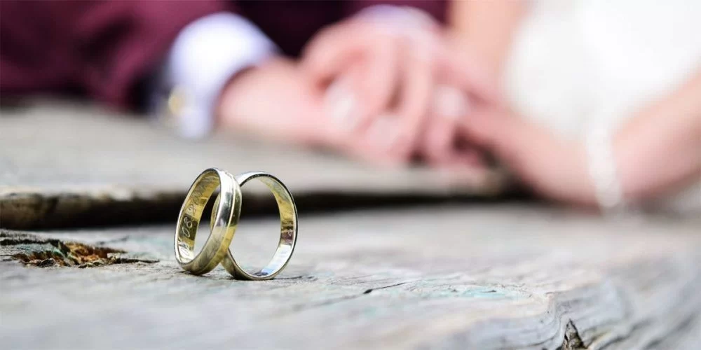 Adam İstanbul’a gelince çocuğuna bakacak ka­dın arar ve birini bulur