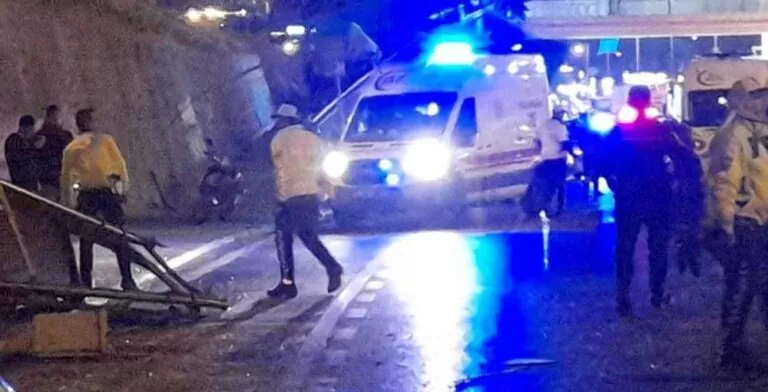 İstanbul’da otomobil durağa daldı