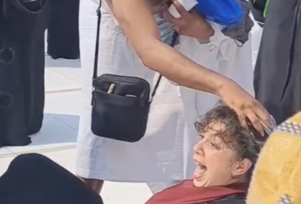 Kabe’de Tavaf yaparken bir kadın sinir krizine girdi